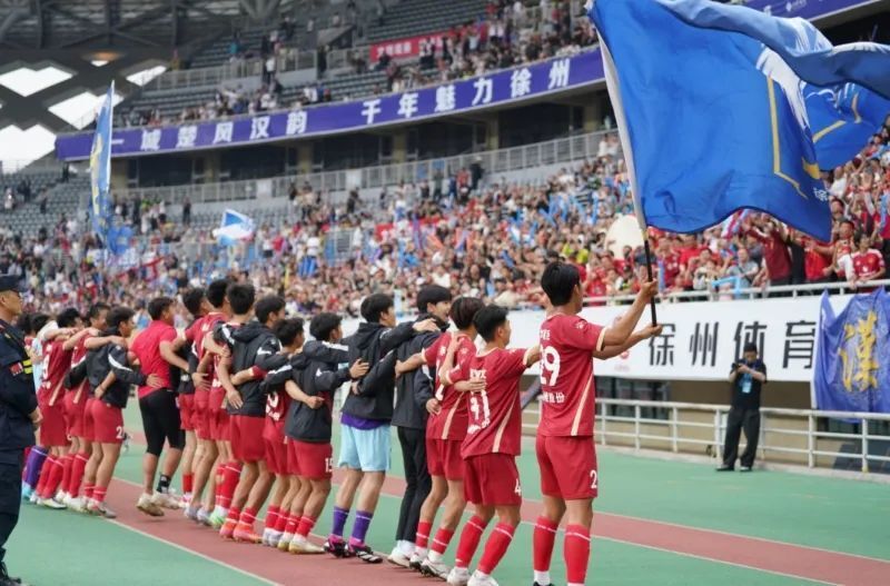 球迷助威：球迷的助威对球队支持不可或缺的简单介绍